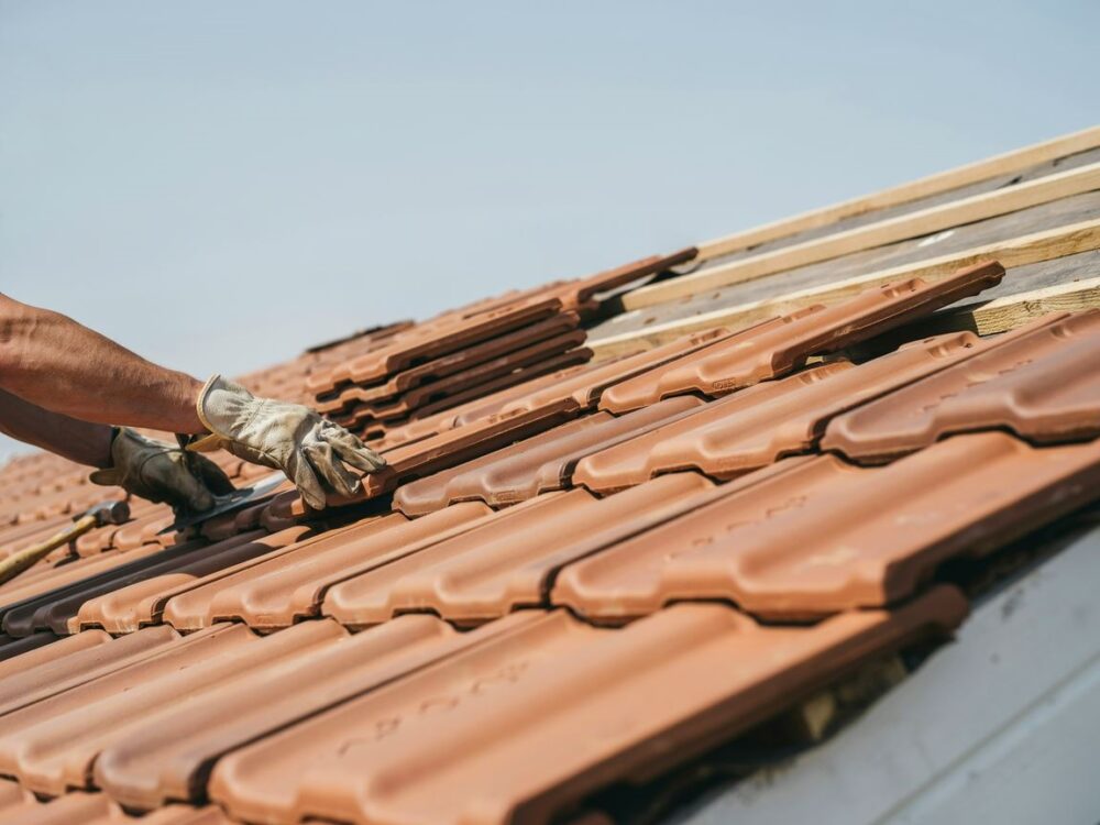 montaż dachówek ceramicznych
