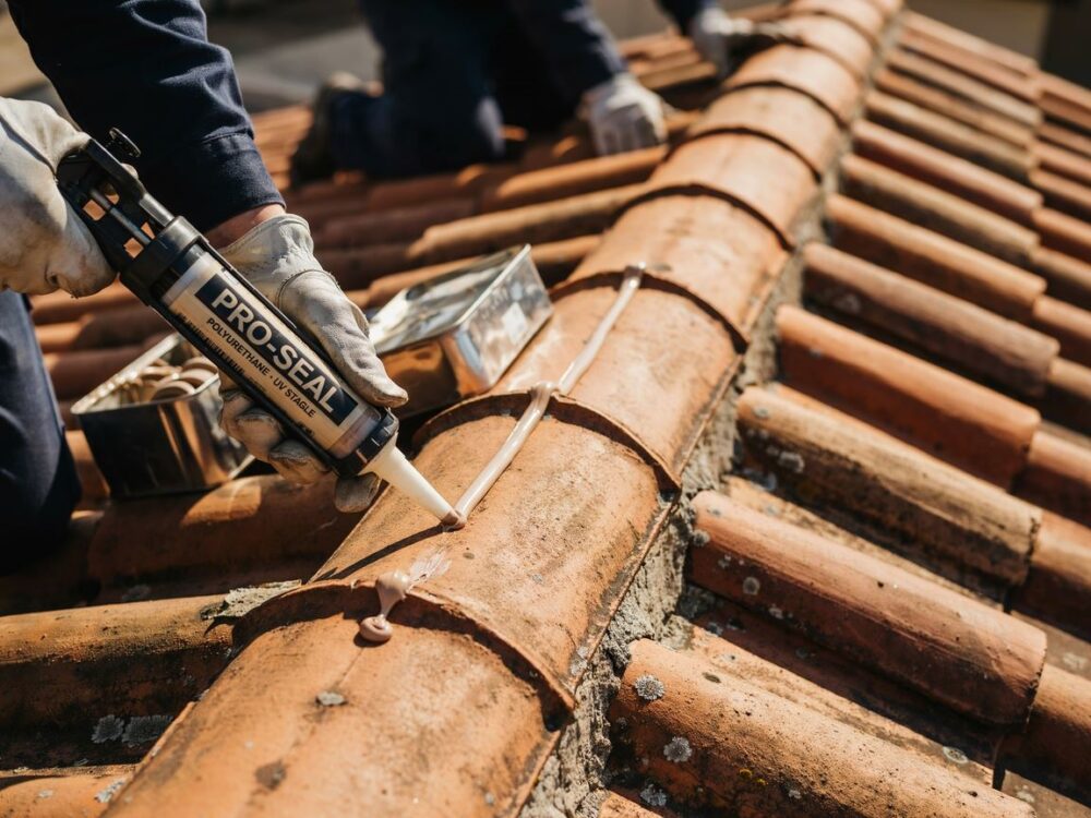 prace naprawcze na dachu z dachówki