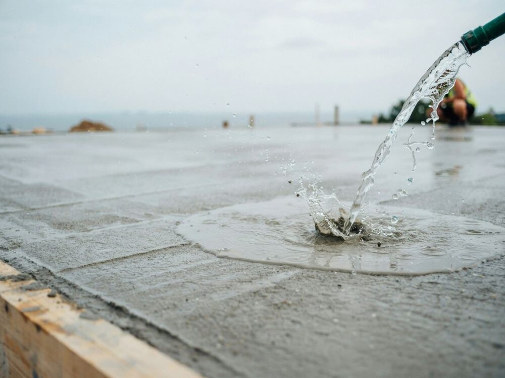 zalewanie płyty fundamentowej betonem