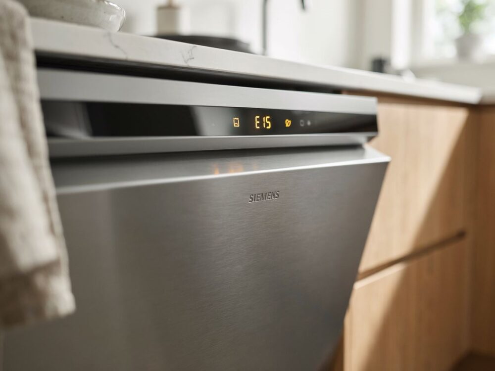 zlew z wodą pod zmywarką Siemens